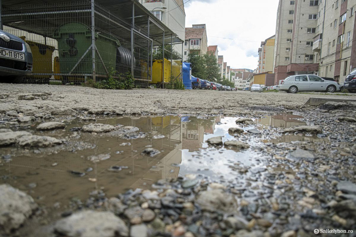 A leromlott állapotú Octavian Goga sétány. Átalakításra vár •  Fotó: Veres Nándor