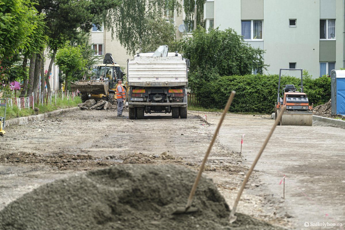 A Pacsirta sétányon parkoló készül a korábban lebontott garázsok helyére •  Fotó: Veres Nándor