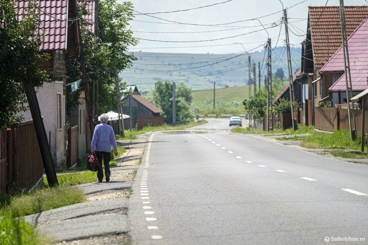 A gyalogosok biztonságát szolgálja a munkálat •  Fotó: Veres Nándor
