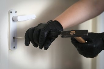 Betörtek egy maroshévízi lakásba, de hamar elfogták a négyfős társaságot