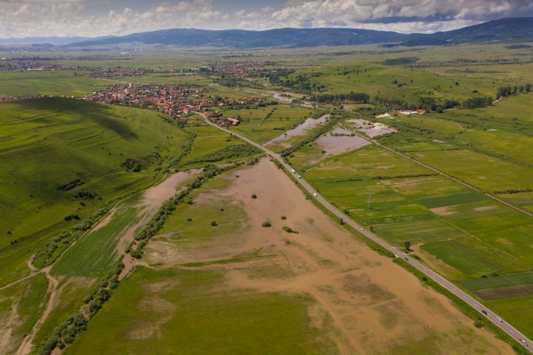 Mezőgazdasági területeket árasztott el a megáradt Olt Felcsíkon