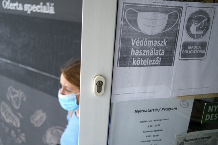 Nehéz betartatni a kötelező maszkviselést a kisboltokban