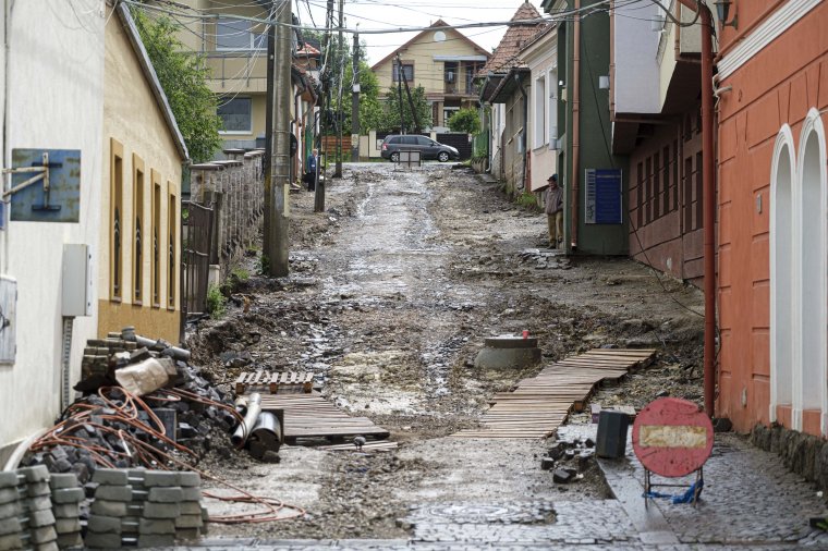 Sétálóutca kevesebb autóval, sorompó is készül a csíkszeredai Lejtő utcában