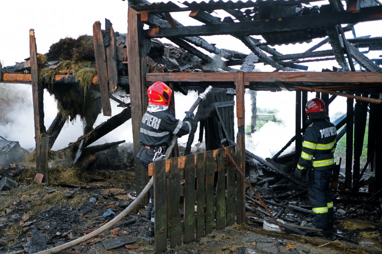 Gazdasági épület vált a lángok martalékává Csíkszentmárton határában