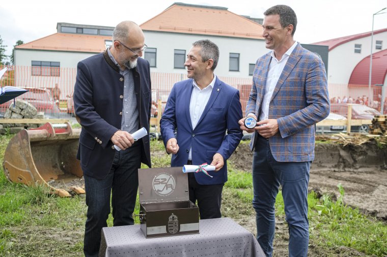 Letették a kollégium alapkövét: újabb beruházás indul a Székelyföldi Jégkorong Akadémiánál