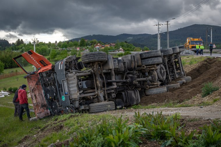 Rendőrautótól ijedhetett meg a Csíkszereda határában felborult teherautó vezetője