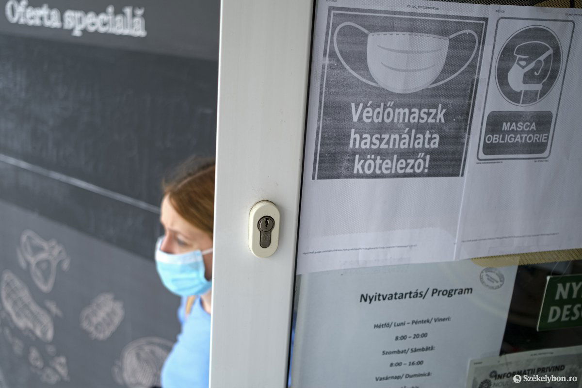 Vásárláskor kötelező a maszk viselése az üzletekben. Nem mindenki alkalmazkodik •  Fotó: Veres Nándor