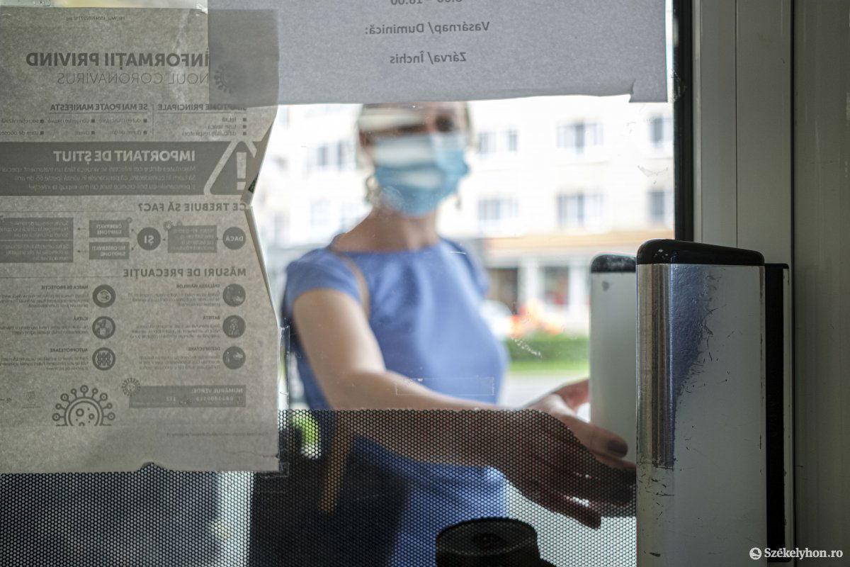 Büntetnek, ha nem viselünk maszkot, de akkor is, ha rosszul hordjuk. Képünk illusztráció • Fotó: Veres Nándor