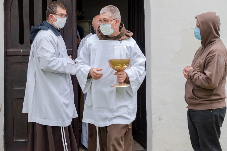 Egészségügyi miniszter: addig marad a maszk, amíg majdnem nullára csökken a vírus terjedése