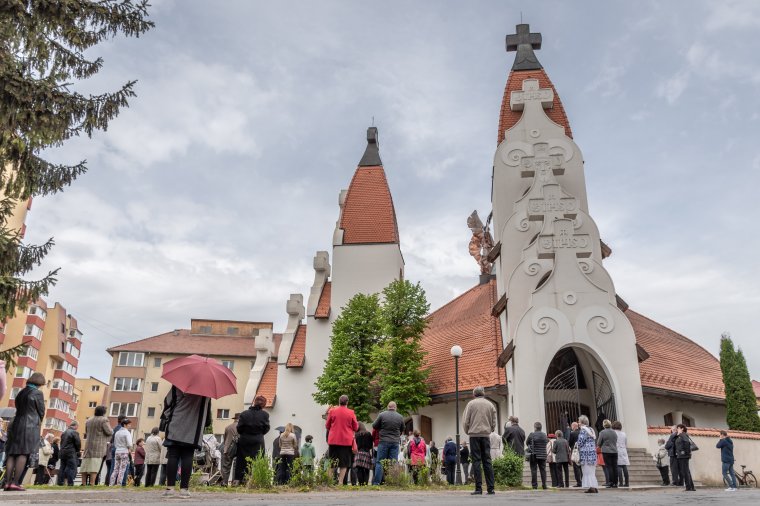Megtartották az első szabadtéri szentmiséket Csíkszeredában