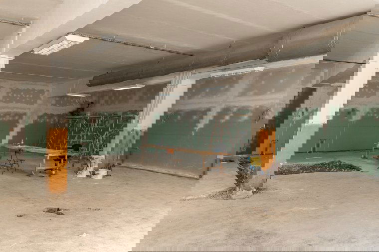 A piacon szünetel a munkálat, de a csarnokban már folyamatban van az átalakítás