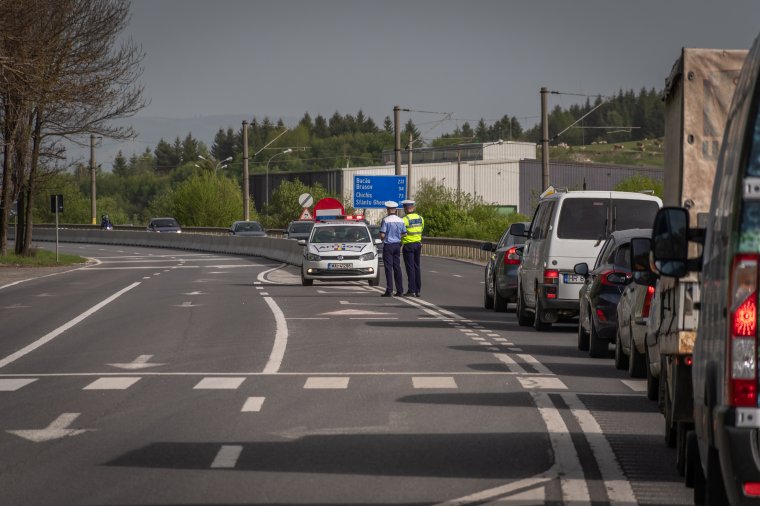 Betonfallal választották el a menetirányokat Csíkszereda határában