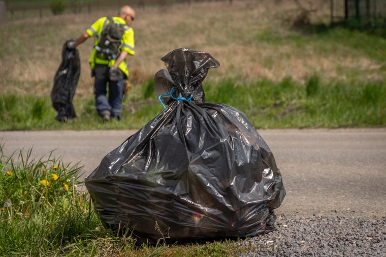 Húsz kilométeren gyűjtik a szemetet