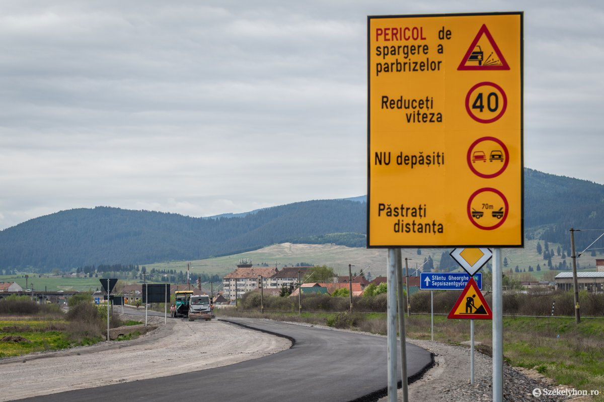 Végleges formát ölt az új elkerülő út. Az áthaladó forgalmat, és a felüljáró megkerülését is segíti •  Fotó: Pinti Attila