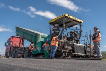 A végéhez közelít két fontos községi út modernizálása Gyergyócsomafalván