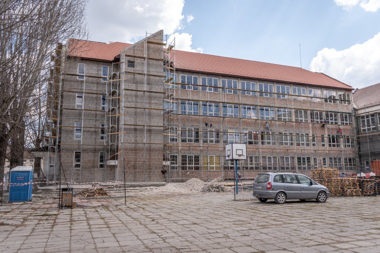 A tanintézeteket is kézfertőtlenítő-adagolókkal szerelik fel Csíkszeredában, általános tesztelést szorgalmaz a városvezetés