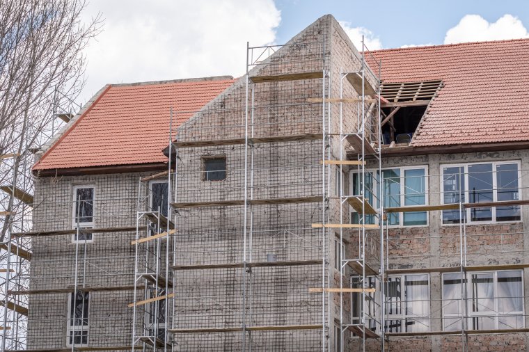 Nyílászárókat adományoz a csíkszeredai városvezetés a szentegyházi önkormányzatnak