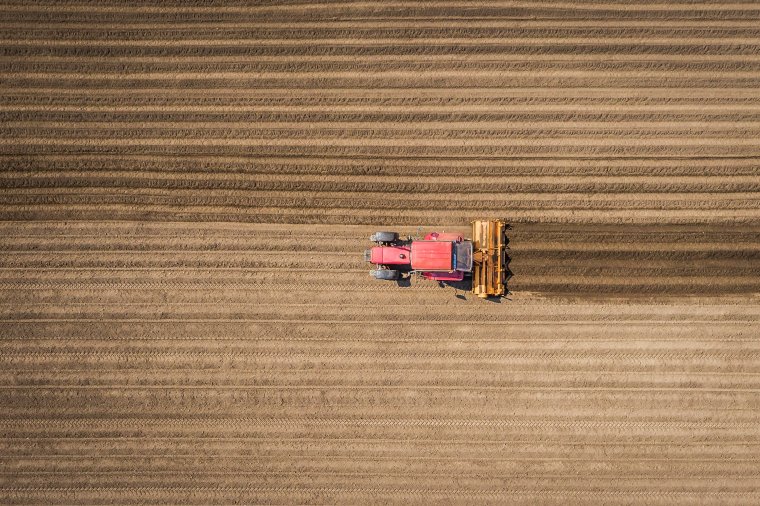 ​400 millió eurós beruházásból terveznek traktorgyárat Arad megyében