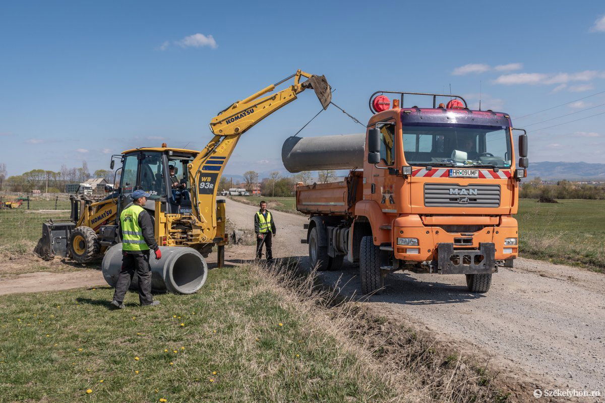 Hidat, átereszeket is kell építeni a felújítás során. Egyszerűbb lesz a közlekedés •  Fotó: Pinti Attila