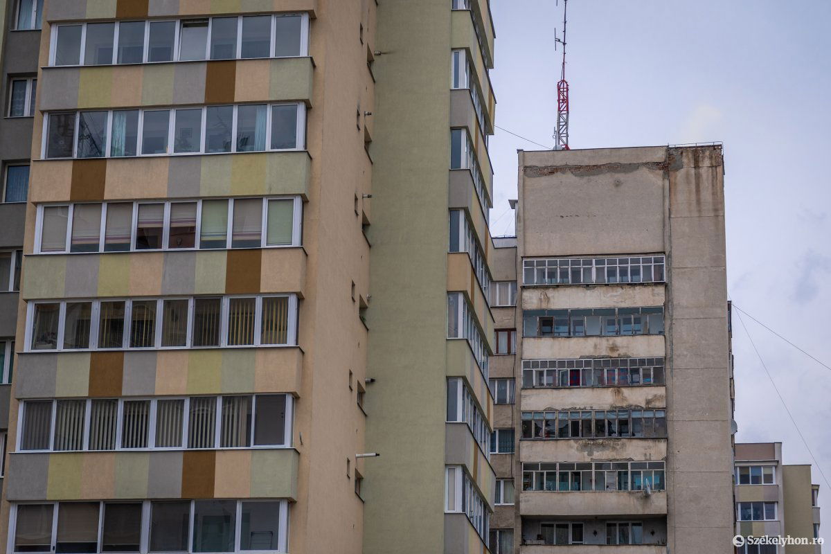 Kilóg a sorból. A Testvériség sugárút 16. szám alatti tömbház is új külsőt kap •  Fotó: Pinti Attila