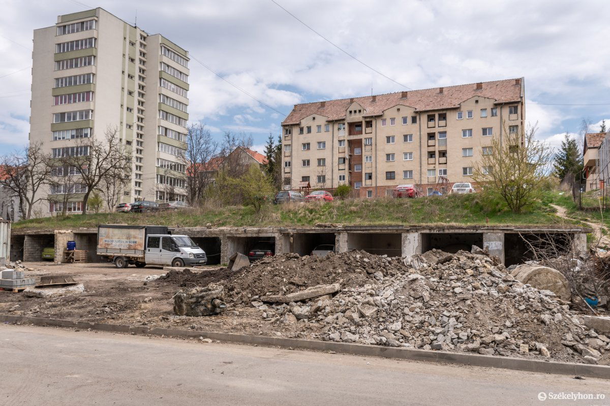 A Kalász lakótelepen az eredeti terveknek megfelelő parkolót építenek •  Fotó: Pinti Attila