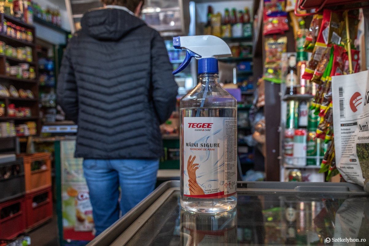 Van, ahol kézfertőtlenítő is várja a betérő vásárlókat •  Fotó: Pinti Attila