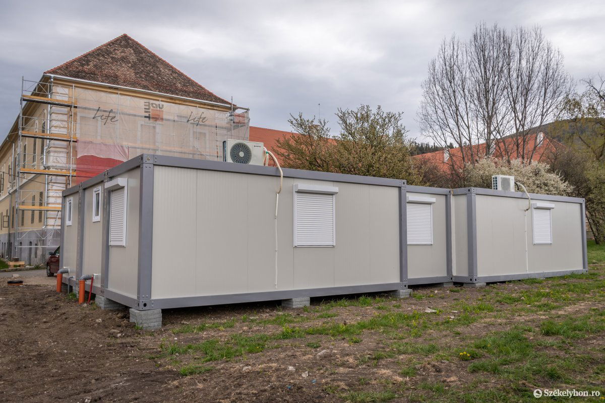 Konténerkórházat is létrehoztak Csíksomlyón arra az esetre, ha az új fertőzöttek száma megnövekedne. Szükség lesz erre? •  Fotó: Pinti Attila