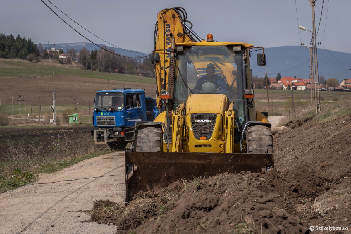 Felújítás a Zsögöd utca felső részén. Aszfaltozott út készül •  Fotó: Pinti Attila