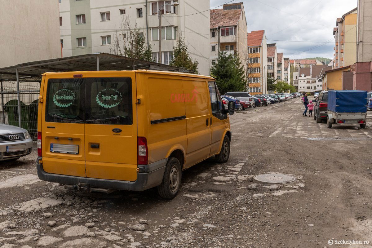 Romló körülmények a lakóövezetben. •  Fotó: Pinti Attila