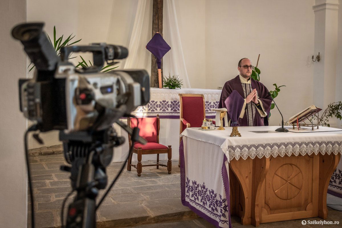 Bekapcsolódás. A katolikusok többsége egy vasárnap egyetlen mise közvetítését követte &bullet;  Fotó: Pinti Attila