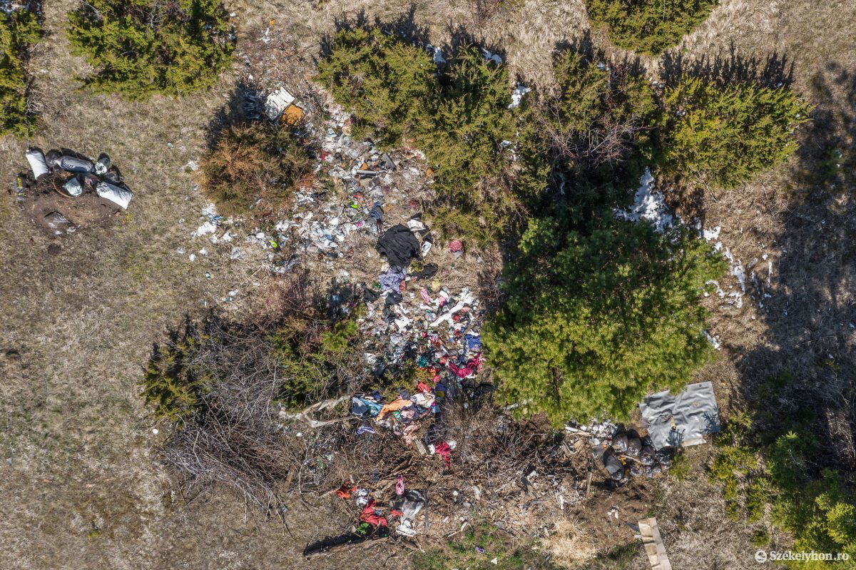 Nagy mennyiségű szemét egy Csíkmindszent és Hosszúaszó közötti félreeső, bozótos területen. Nem tudni, ki felelős érte •  Fotó: Pinti Attila
