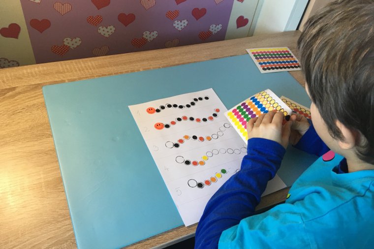 Ablakokba helyezett kék rajzok az autizmus világnapján