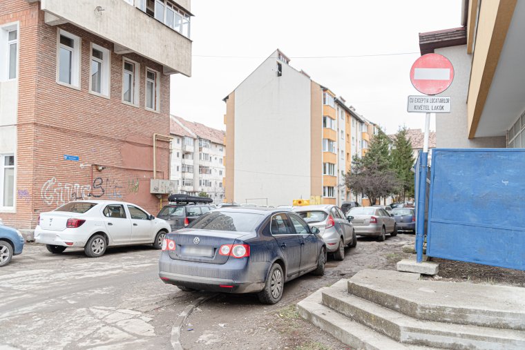 Sokszor a behajtást korlátozó táblákat is figyelmen kívül hagyják