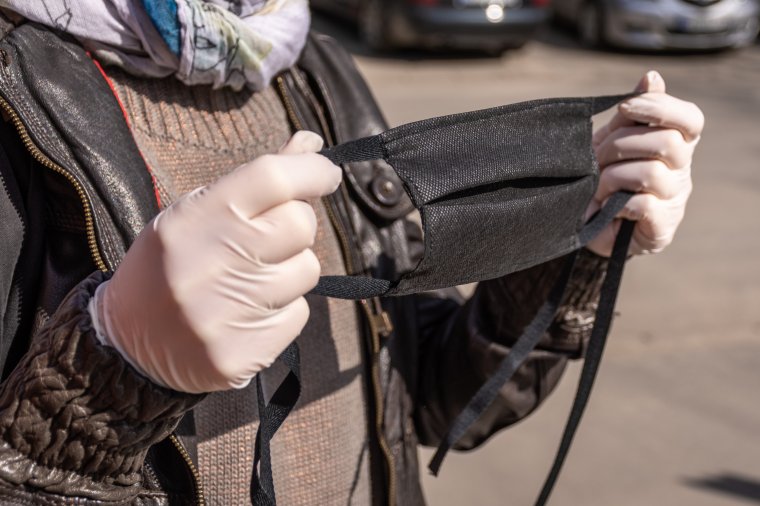 Kötelezővé válik a védőmaszk viselése a forgalmas nyílt tereken Kovászna megyében