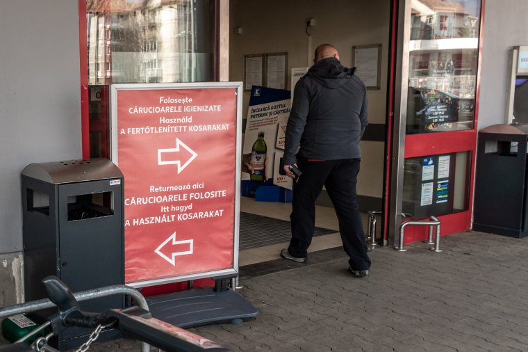 Lebontatta a bevásárlóközpontokban az oltottakat és oltatlanokat elválasztó kerítéseket a tűzoltóság