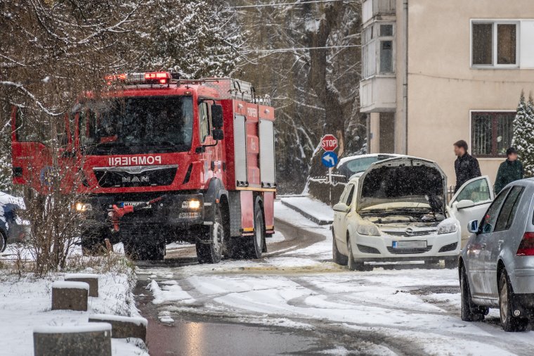 Rövidzárlat miatt gyulladt ki egy autó a jégpálya mellett