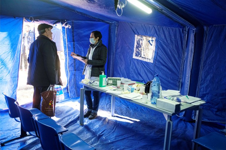 Katonaorvos-hallgatók segítenek a közegészségügyi igazgatóság munkatársainak Maros megyében