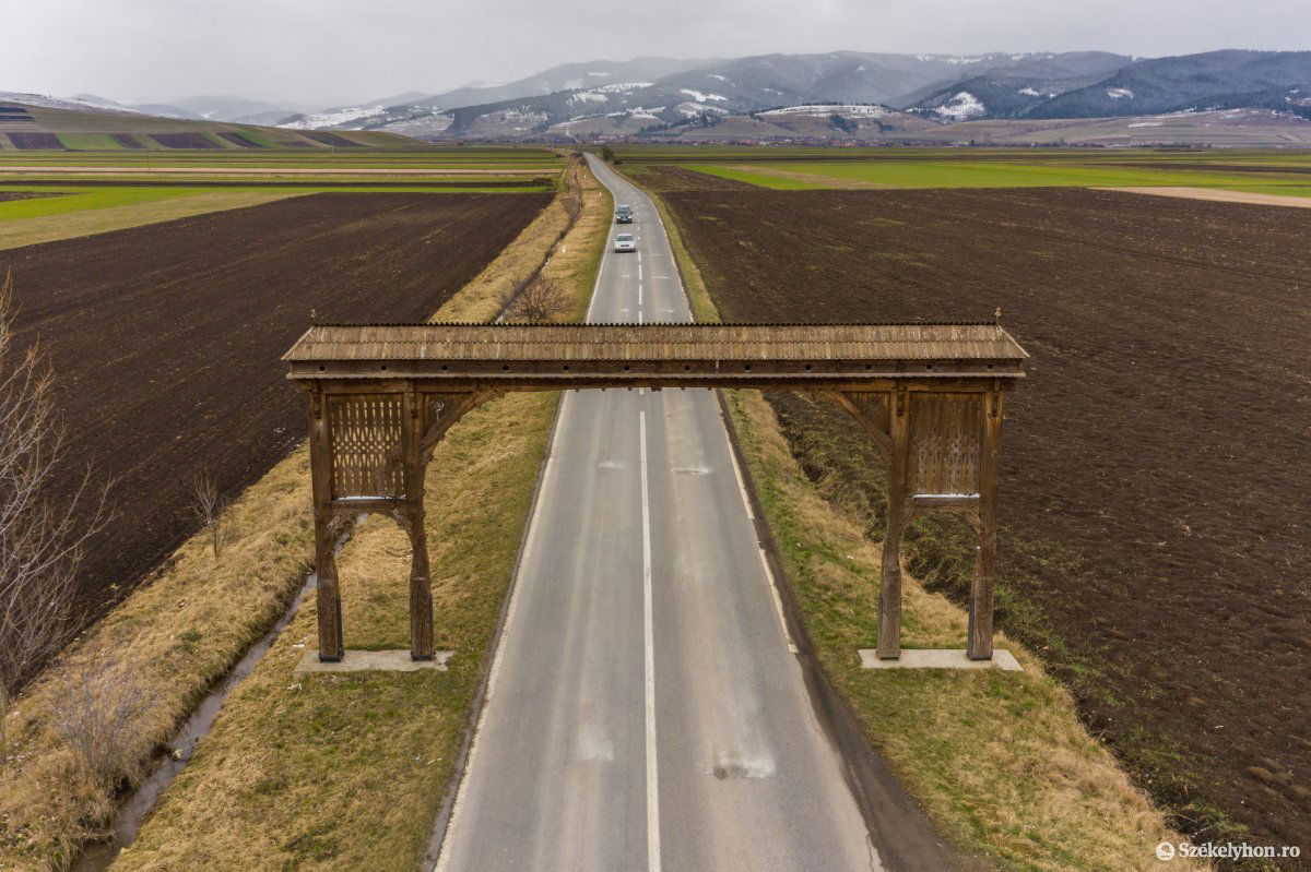 Csíkmenaságtól az Akó-kapuig újraaszfaltozzák az utat. Készülnek a munkakezdésre •  Fotó: Pinti Attila