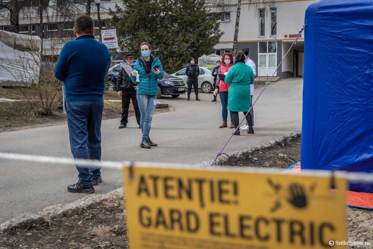 A Csíkszeredai Megyei Sürgősségi Kórháznál. Koronavírus-fertőzést igazoltak • Fotó: Pinti Attila