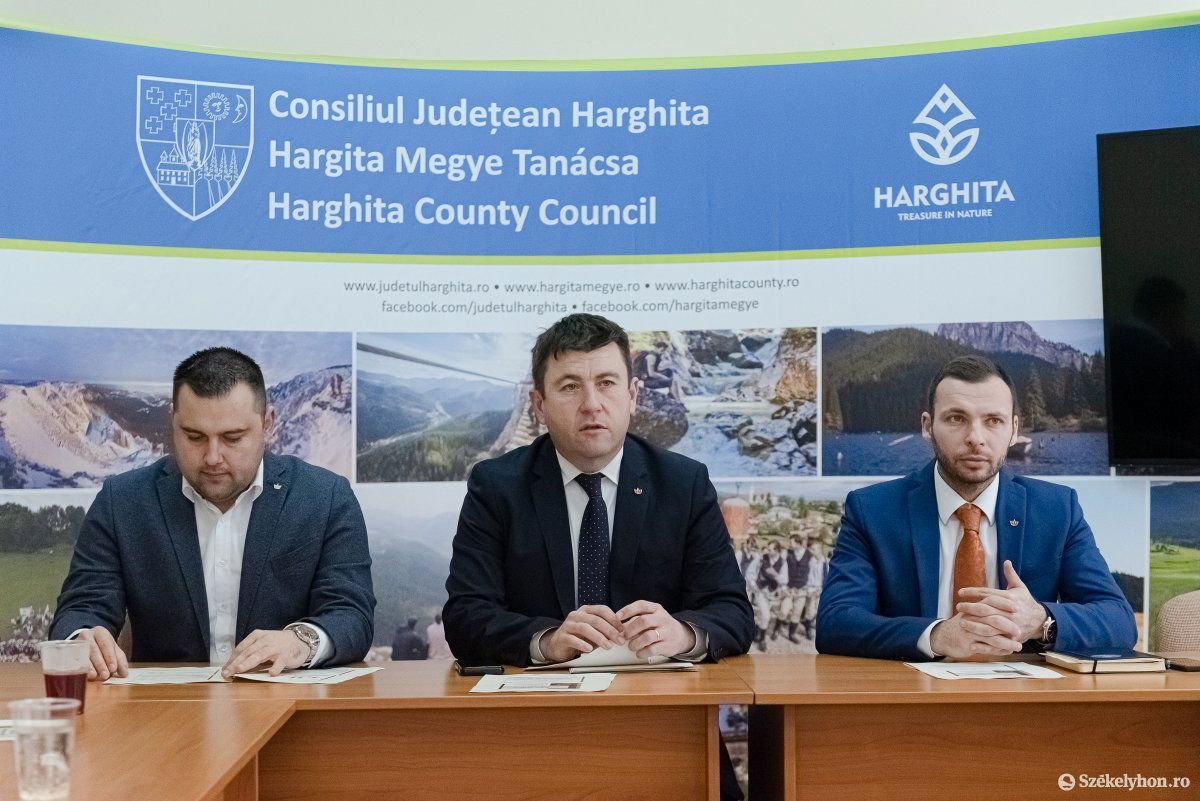 Barti Tihamér, Borboly Csaba és Bíró Barna Botond. Idén 40 millió lejjel kevesebb áll a tanács rendelkezésére •  Fotó: Gábos Albin