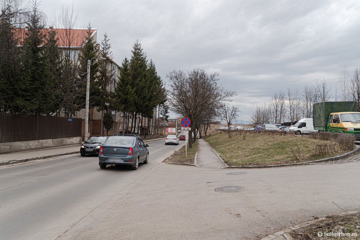 A Hunyadi János utcában új aszfaltburkolat készül. Folytatódó útjavítások •  Fotó: Gábos Albin