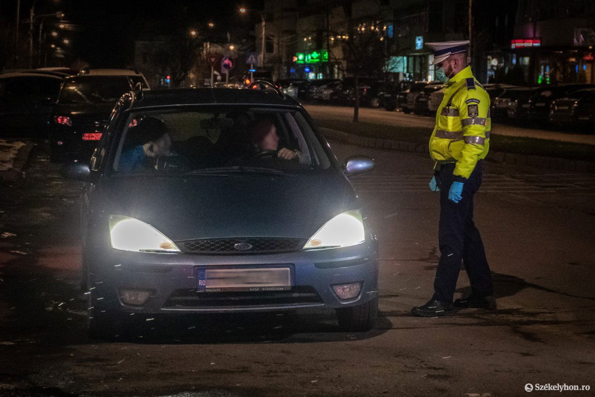 Közúti ellenőrzés szükségállapot idején. Új helyzetek adódnak a kijárási korlátozások miatt •  Fotó: Pinti Attila