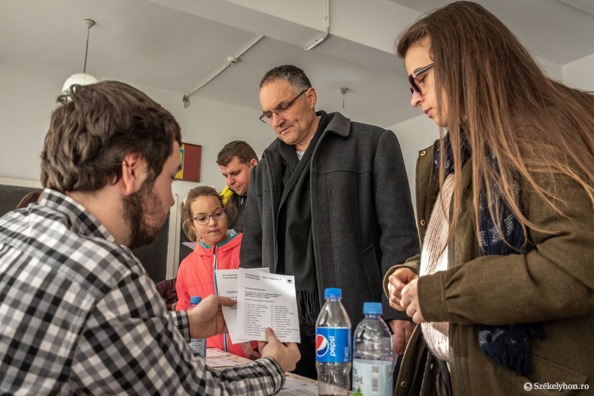 Ráduly Róbert leadja voksát az RMDSZ-es megmérettetésen &bullet;  Fotó: Pinti Attila