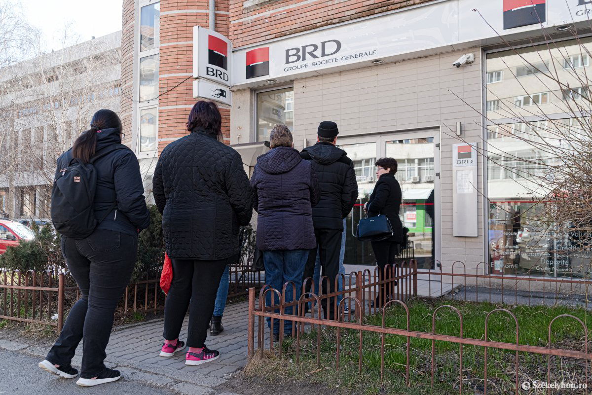 A bankok előtt várakozóknak is meg kell tartaniuk a tisztes távolságot •  Fotó: Gábos Albin