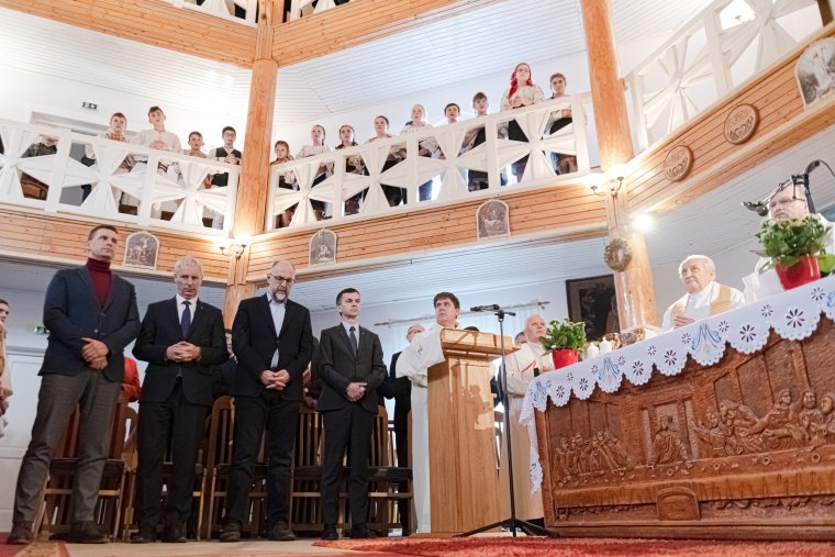 Gyimesfelsőlokon átadták a felújított Árpád-házi Szent Erzsébet katolikus iskolát