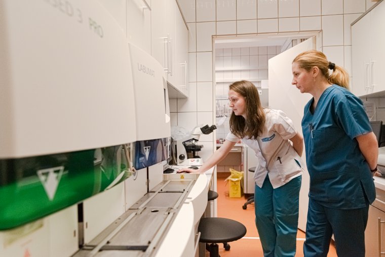 „Saját kezébe vette” a laboratóriumi vizsgálatok elvégzését a csíkszeredai kórház