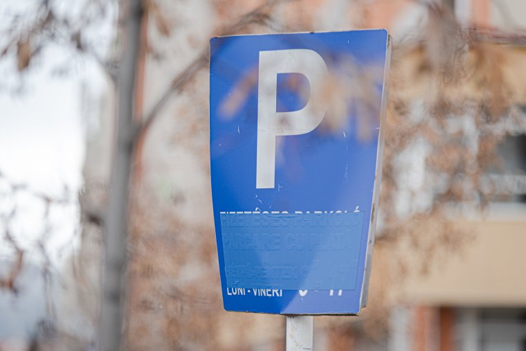 Kézdivásárhelyi parkolóban „végzik el szükségleteiket” a karanténba igyekvő átutazók