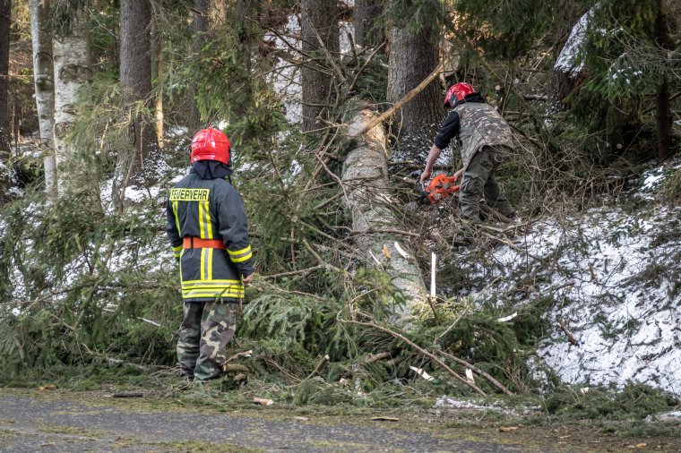 Vasárnap estig meghosszabbították az erős szél miatt kiadott riasztást