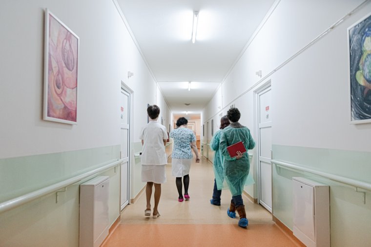 Nőnek a bérek az egészségügyben és a szociális ellátórendszerben