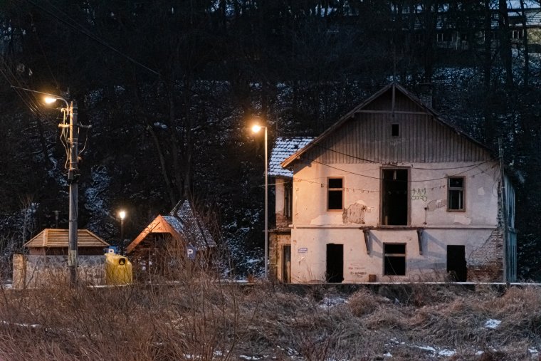 Kizárták a felújítást, nyoma sem marad a Zsögödfürdőt rondító romos épületnek